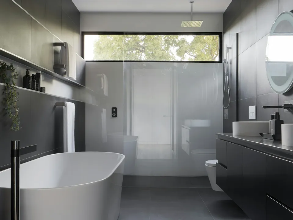 Dettaglio sanitari e rubinetteria nera bagno Milano