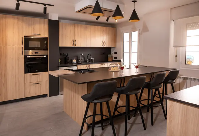 Cucina industriale con isola a Brera