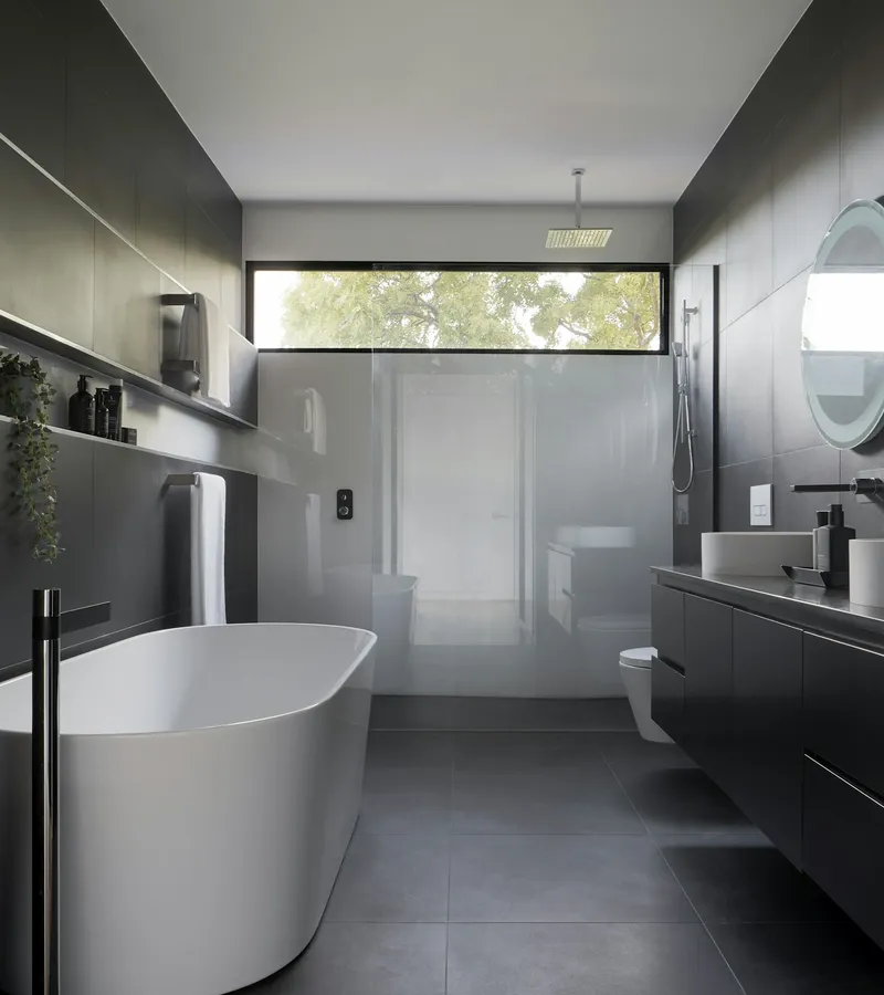 ristrutturazione bagno Milano arredo su misura rivestimento marmo