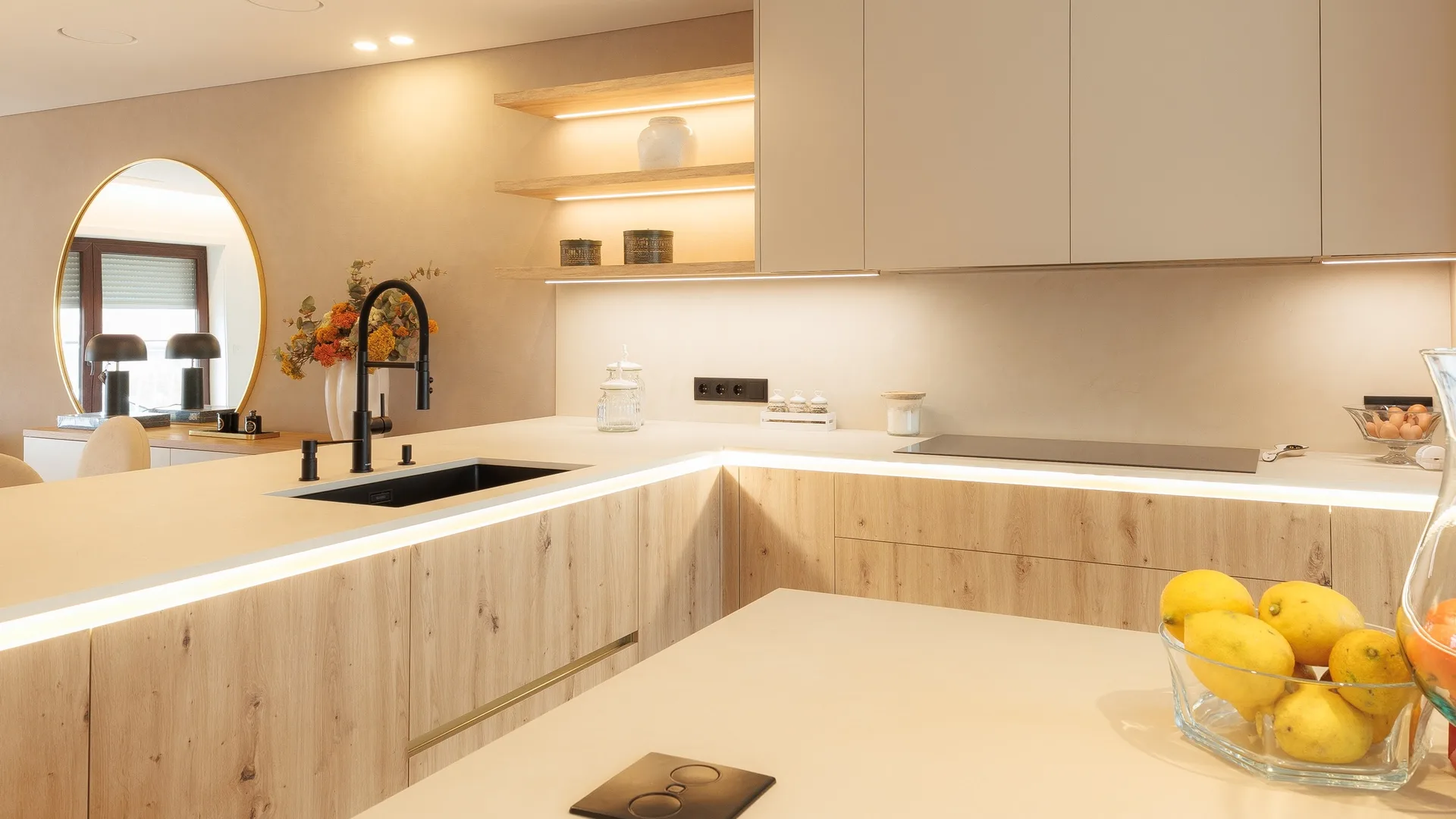 ristrutturazione cucina moderna Milano con isola in marmo